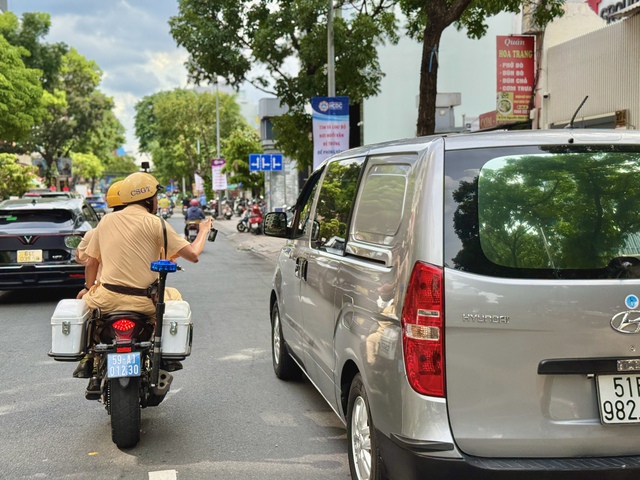 Đỗ xe nơi cấm đỗ theo lời bảo vệ bị CSGT phạt: Ai chịu? Đỗ xe nơi cấm đỗ theo lời bảo vệ bị CSGT phạt: Ai chịu?