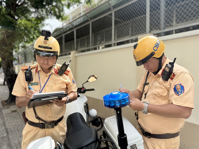 Đỗ xe nơi cấm đỗ theo lời bảo vệ bị CSGT phạt: Ai chịu?- Ảnh 3. Đỗ xe nơi cấm đỗ theo lời bảo vệ bị CSGT phạt: Ai chịu?- Ảnh 3.