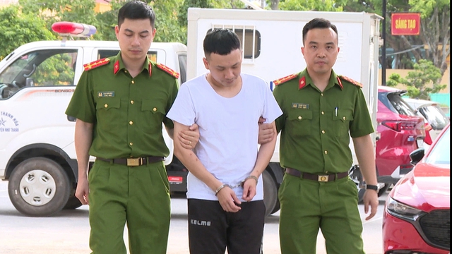 Bắt Tài ‘bu’, con nuôi của trùm giang hồ Tuấn ‘thần đèn’ Bắt Tài ‘bu’, con nuôi của trùm giang hồ Tuấn ‘thần đèn’