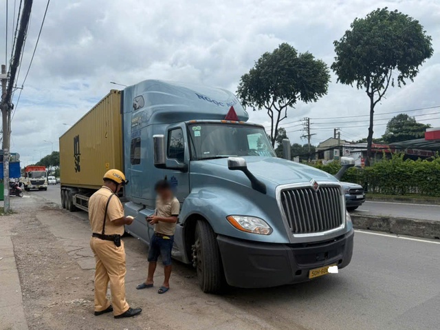 CSGT TP.HCM phạt nhiều tài xế xe khách, container vì lỗi không ngờ này CSGT TP.HCM phạt nhiều tài xế xe khách, container vì lỗi không ngờ này