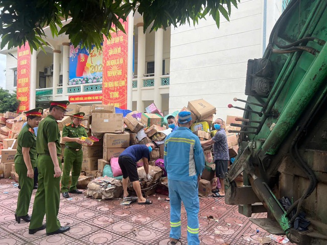 Hơn 50 hộ cá thể ở La Phù tự nguyện giao nộp 25 tấn hàng giả, nhái- Ảnh 1. Hơn 50 hộ cá thể ở La Phù tự nguyện giao nộp 25 tấn hàng giả, nhái- Ảnh 1.
