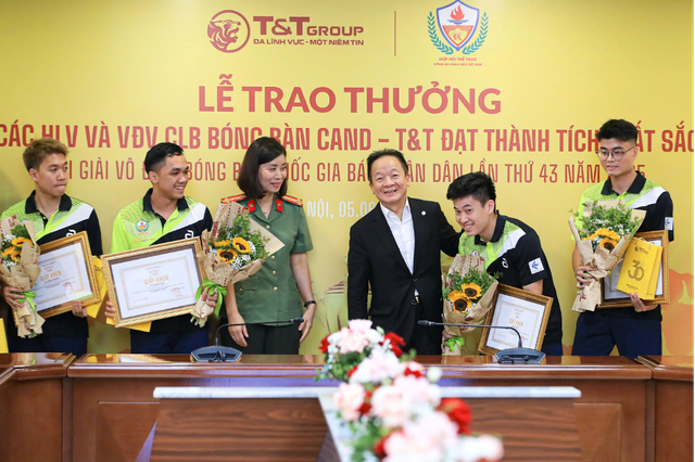 Bầu Hiển tận tâm, tận lực vì thể thao Việt Nam- Ảnh 1. Bầu Hiển tận tâm, tận lực vì thể thao Việt Nam- Ảnh 1.
