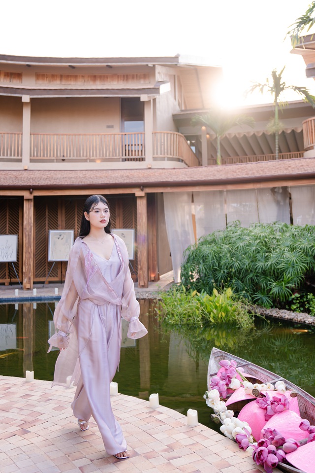 Sen - hành trình hội họa thơ mộng trên nền lụa và giấy dó- Ảnh 3. Sen - hành trình hội họa thơ mộng trên nền lụa và giấy dó- Ảnh 3.