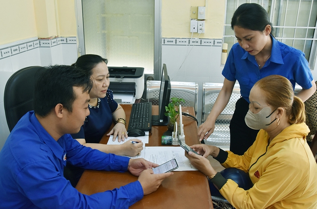 Tận tâm hỗ trợ đồng bào Khmer và ngư dân Tận tâm hỗ trợ đồng bào Khmer và ngư dân