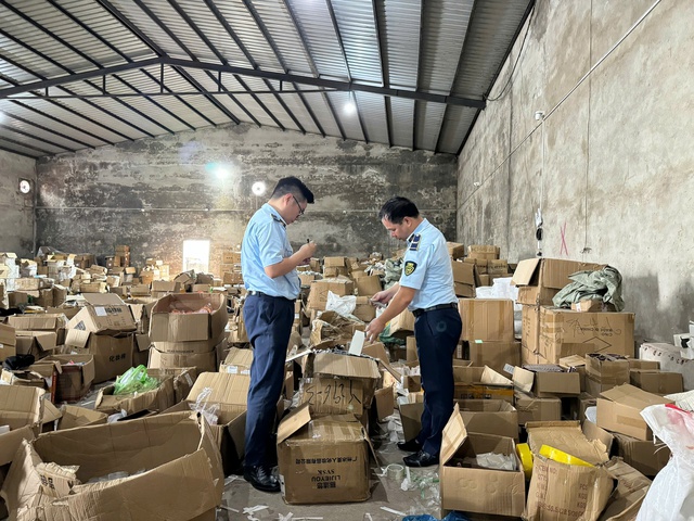 Phát hiện kho hàng lớn nhập lậu tinh vi từ Trung Quốc Phát hiện kho hàng lớn nhập lậu tinh vi từ Trung Quốc
