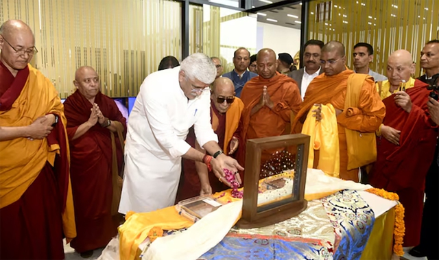 Bộ trưởng Bộ Văn hóa và Du lịch Ấn Độ Gajendra Singh Shekhawat cầu nguyện sau khi nhận lại những viên ngọc Piprahwa linh thiêng. Bộ trưởng Bộ Văn hóa và Du lịch Ấn Độ Gajendra Singh Shekhawat cầu nguyện sau khi nhận lại những viên ngọc Piprahwa linh thiêng.
