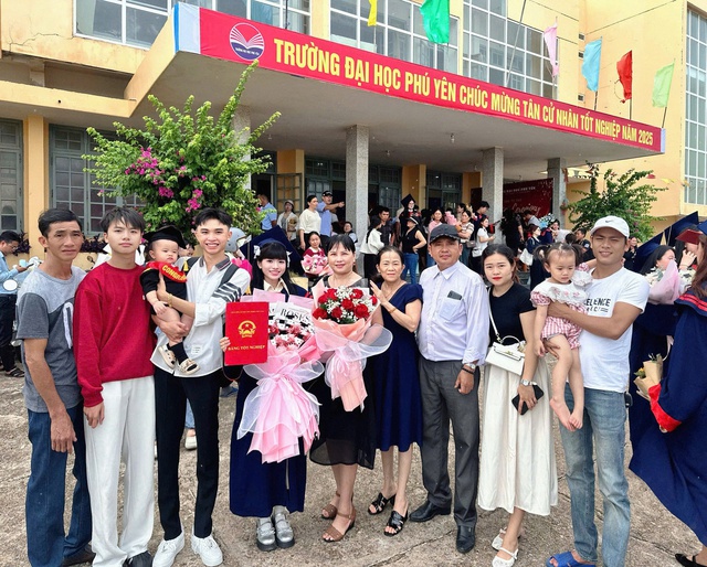 ‘Rụng tim’ với khoảnh khắc em bé cười rạng rỡ cùng mẹ nhận bằng tốt nghiệp - Ảnh 5.