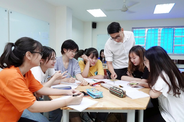 Nhiều trường ĐH tuyển dụng giảng viên là tiến sĩ hoặc khuyến khích giảng viên học lên tiến sĩ với nhiều chính sách đãi ngộ. ẢNH: ĐÀO NGỌC THẠCH Nhiều trường ĐH tuyển dụng giảng viên là tiến sĩ hoặc khuyến khích giảng viên học lên tiến sĩ với nhiều chính sách đãi ngộ. ẢNH: ĐÀO NGỌC THẠCH