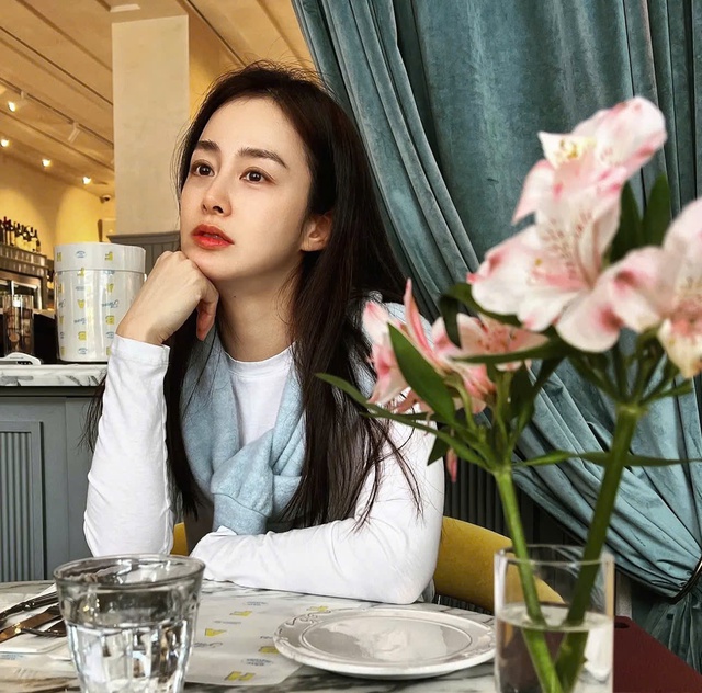 

Không thường xuyên cập nhật mạng xã hội nhưng những động thái của Kim Tae Hee luôn được khán giả và paparazzi liên tục săn đón  