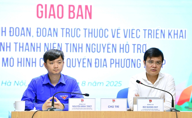 Anh Bùi Quang Huy và thanh niên tình nguyện hỗ trợ chính quyền địa phương hai cấp - Ảnh 1.