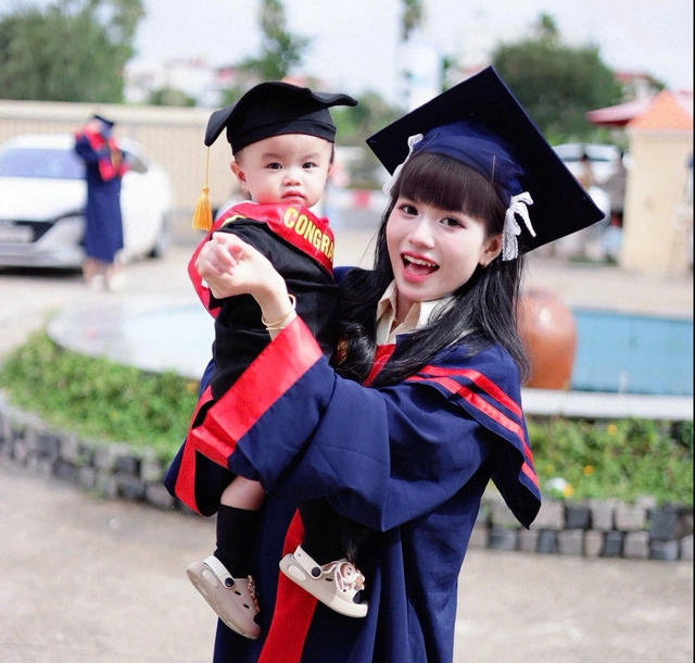 ‘Rụng tim’ với khoảnh khắc em bé cười rạng rỡ cùng mẹ nhận bằng tốt nghiệp - Ảnh 1.