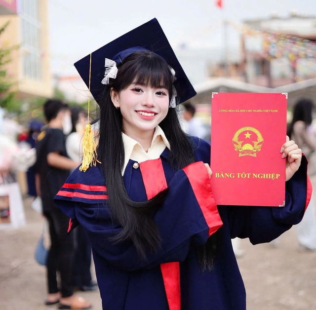 ‘Rụng tim’ với khoảnh khắc em bé cười rạng rỡ cùng mẹ nhận bằng tốt nghiệp - Ảnh 3.