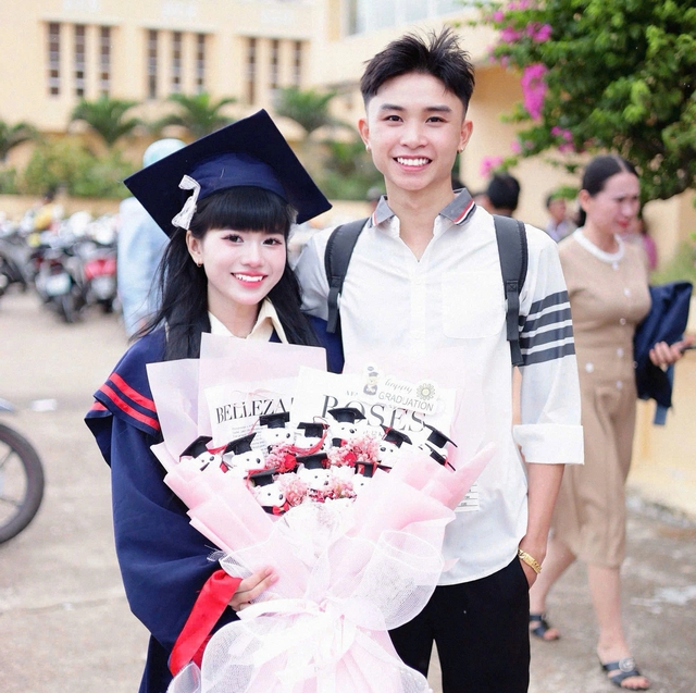 ‘Rụng tim’ với khoảnh khắc em bé cười rạng rỡ cùng mẹ nhận bằng tốt nghiệp - Ảnh 4.