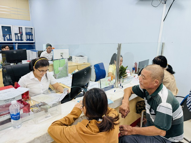 Hạnh phúc gia đình từ biển cả và bí quyết tiết kiệm điện của mẹ tôi - Ảnh 1.
