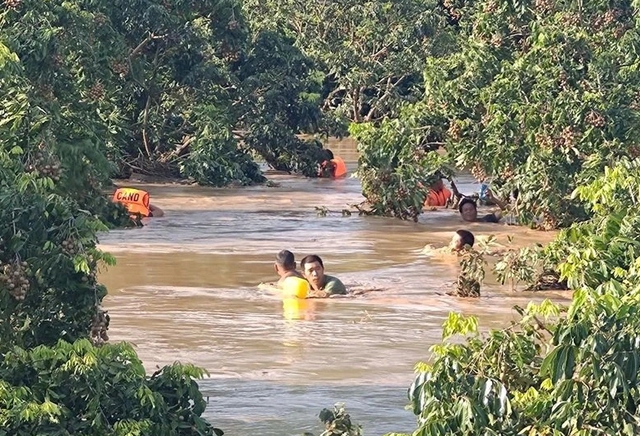 Giải cứu 14 người bị mắc kẹt trong lũ dữ ở Sơn La- Ảnh 2.