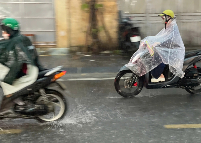 Miền Bắc mưa giông, miền Trung tiếp tục nắng nóng- Ảnh 1.