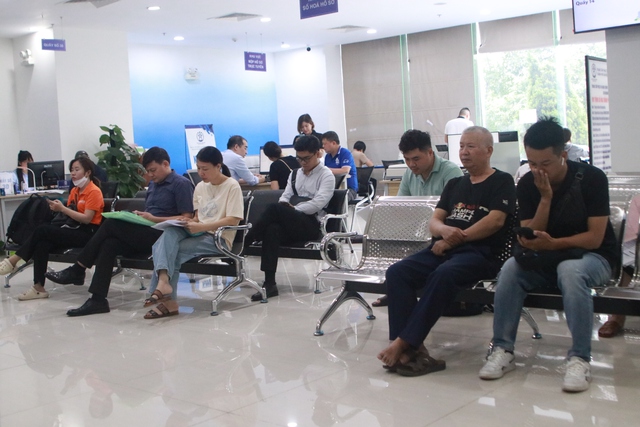 Người Hà Nội ngỡ ngàng vì đi làm giấy tờ được ăn điểm tâm miễn phí- Ảnh 1.