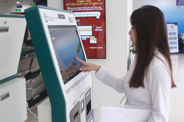 Người Hà Nội ngỡ ngàng vì đi làm giấy tờ được ăn điểm tâm miễn phí- Ảnh 3.