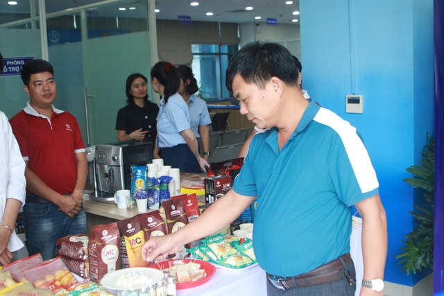 Người Hà Nội ngỡ ngàng vì đi làm giấy tờ được ăn điểm tâm miễn phí- Ảnh 2.