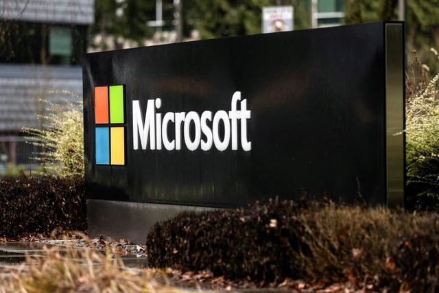 Microsoft briefly becomes the second company to hit $4 trillion in market value - Ảnh 1.