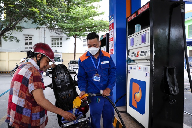Ngày đầu bán xăng E10: Khách mua còn dè dặt- Ảnh 2. Ngày đầu bán xăng E10: Khách mua còn dè dặt- Ảnh 2.