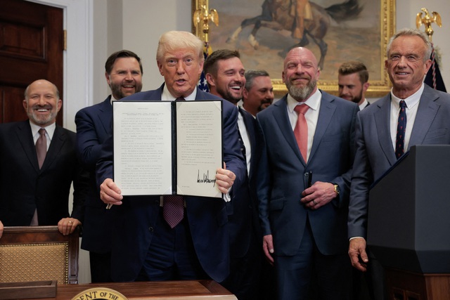 Ông Trump vừa ký sắc lệnh áp thuế đối ứng mới từ 10-41% - Ảnh 1.