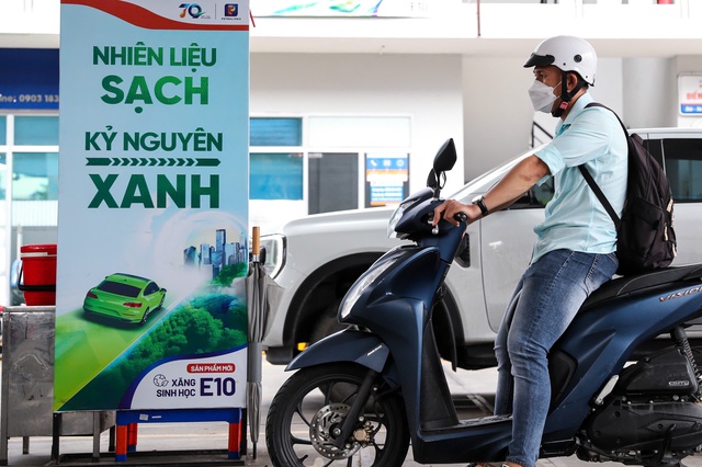 Ngày đầu bán xăng E10: Khách mua còn dè dặt- Ảnh 8. Ngày đầu bán xăng E10: Khách mua còn dè dặt- Ảnh 8.