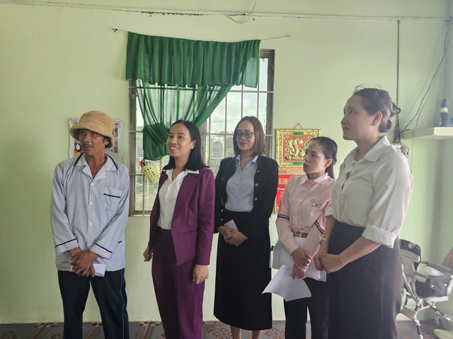 Hộ gia đình bị ảnh hưởng bão số 3: Tôi không né kịp là chết rồi! - Ảnh 1.