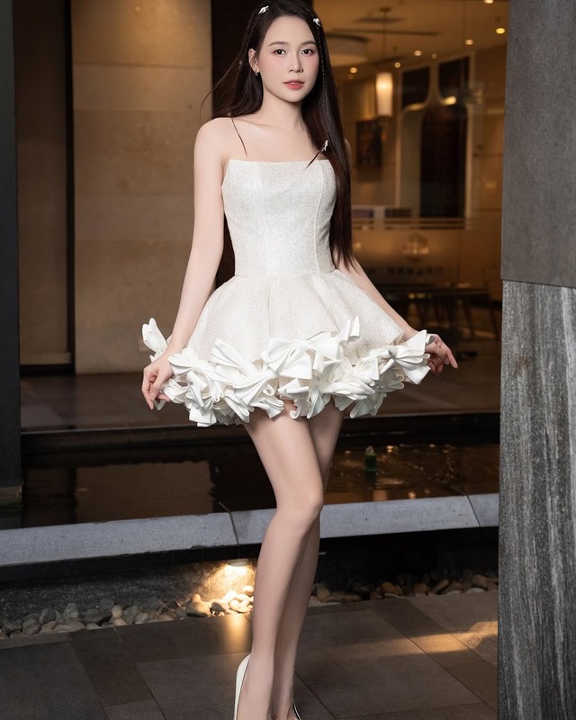 Nét kiêu sa ẩn mình trong đầm chiết eo- Ảnh 1.