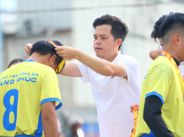 Tuyển thủ Phan Văn Đức truyền cảm hứng cho gần 1.000 trẻ em b&oacute;ng đ&aacute; cộng đồng- Ảnh 4.