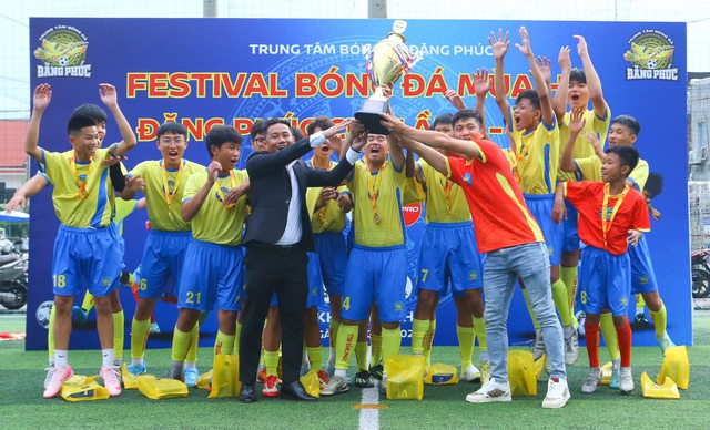 Tuyển thủ Phan Văn Đức truyền cảm hứng cho gần 1.000 trẻ em b&oacute;ng đ&aacute; cộng đồng- Ảnh 6.