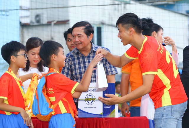 Tuyển thủ Phan Văn Đức truyền cảm hứng cho gần 1.000 trẻ em b&oacute;ng đ&aacute; cộng đồng- Ảnh 2.