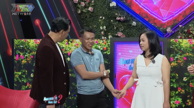 Mẹ 'giục' con g&aacute;i bấm n&uacute;t với nh&acirc;n vi&ecirc;n ph&ograve;ng ch&aacute;y chữa ch&aacute;y tr&ecirc;n show hẹn h&ograve; - Ảnh 1.