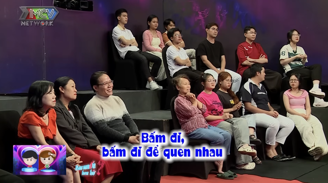 Mẹ 'giục' con g&aacute;i bấm n&uacute;t với nh&acirc;n vi&ecirc;n ph&ograve;ng ch&aacute;y chữa ch&aacute;y tr&ecirc;n show hẹn h&ograve; - Ảnh 4.