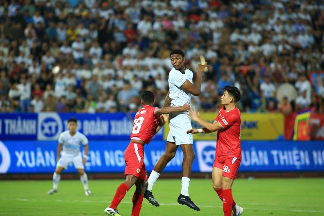 Tiền đạo 2,06 m Kyle Hudlin của Nam Định: Thủ môn V-League gặp ‘ác mộng’- Ảnh 3.