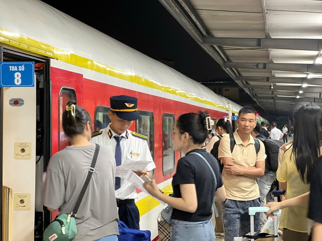 Tàu du lịch chất lượng cao Hà Nội - Đồng Hới chính thức chạy- Ảnh 1. Tàu du lịch chất lượng cao Hà Nội - Đồng Hới chính thức chạy- Ảnh 1.