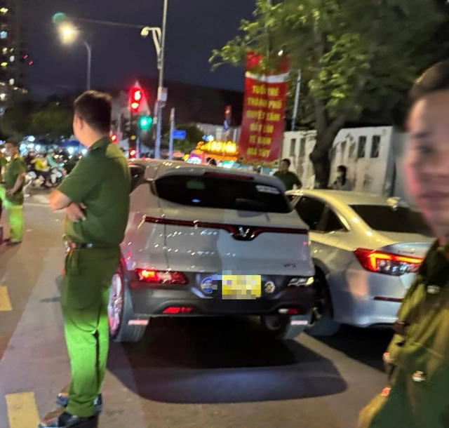 TP.HCM: Nh&oacute;m người dừng &ocirc; t&ocirc; giữa đường, đuổi đ&aacute;nh nhau khai g&igrave;?- Ảnh 1.