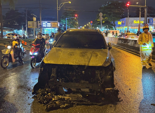 TP.HCM: Ô tô đang chạy bất ngờ bốc cháy ngùn ngụt- Ảnh 1. TP.HCM: Ô tô đang chạy bất ngờ bốc cháy ngùn ngụt- Ảnh 1.