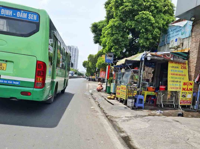 Bạn đọc viết: Nhiều điểm dừng xe buýt bị lấn chiếm buôn bán - Ảnh 1.