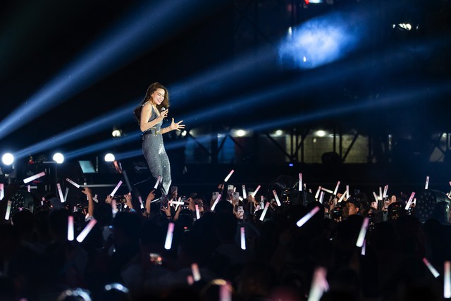Đen, Hoàng Thùy Linh và loạt sao Việt 'đốt nóng' V Concert- Ảnh 6. Đen, Hoàng Thùy Linh và loạt sao Việt 'đốt nóng' V Concert- Ảnh 6.