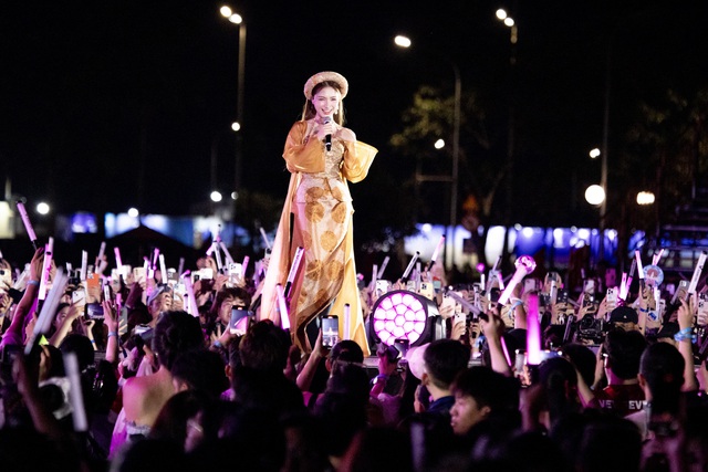 Đen, Hoàng Thùy Linh và loạt sao Việt 'đốt nóng' V Concert- Ảnh 3. Đen, Hoàng Thùy Linh và loạt sao Việt 'đốt nóng' V Concert- Ảnh 3.