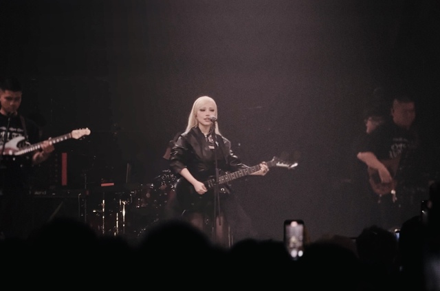 Ph&ugrave;ng Kh&aacute;nh Linh &lsquo;đ&aacute;nh &uacute;p&rsquo; kh&aacute;n giả tung ca kh&uacute;c mới ngay tr&ecirc;n s&acirc;n khấu - Ảnh 2.