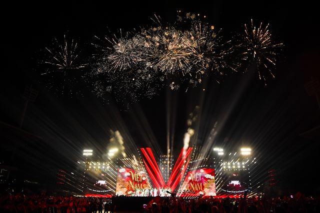 Hàng chục ngàn khán giả dự concert quốc gia ở Mỹ Đình - Ảnh 14.