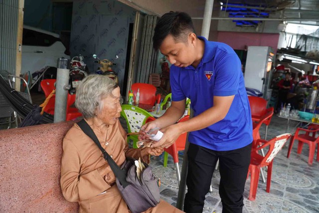 Chuyện tử tế: Nữ thương binh bán vé số dành tiền chăm sóc nghĩa trang - Ảnh 1.