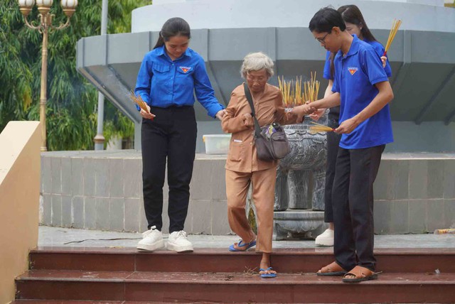 Chuyện tử tế: Nữ thương binh bán vé số dành tiền chăm sóc nghĩa trang - Ảnh 2.