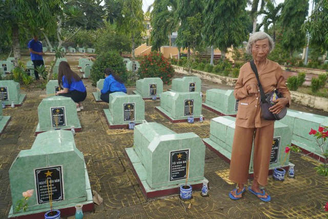 Chuyện tử tế: Nữ thương binh bán vé số dành tiền chăm sóc nghĩa trang - Ảnh 3.