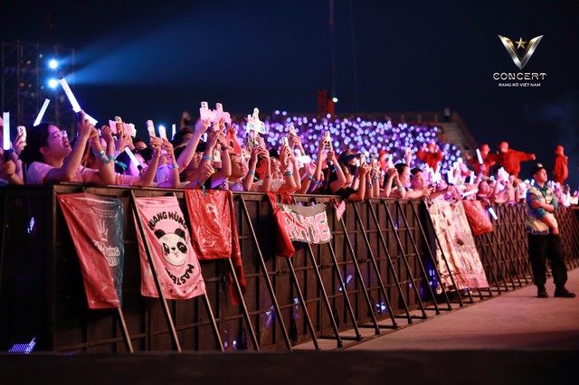 Đen, Hoàng Thùy Linh và loạt sao Việt 'đốt nóng' V Concert- Ảnh 1. Đen, Hoàng Thùy Linh và loạt sao Việt 'đốt nóng' V Concert- Ảnh 1.