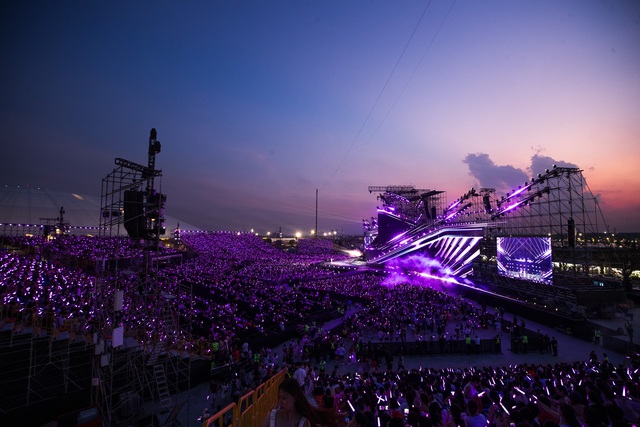 Đen, Hoàng Thùy Linh và loạt sao Việt 'đốt nóng' V Concert- Ảnh 2. Đen, Hoàng Thùy Linh và loạt sao Việt 'đốt nóng' V Concert- Ảnh 2.