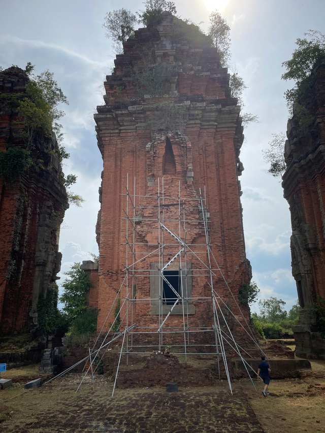 Tháp Chăm cao nhất Đông Nam Á đang xuống cấp nghiêm trọng- Ảnh 11. Tháp Chăm cao nhất Đông Nam Á đang xuống cấp nghiêm trọng- Ảnh 11.
