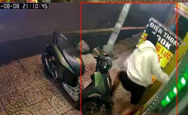 Công an TP.HCM bắt nhanh kẻ cướp giật cửa hàng điện thoại ở phường Bình Thạnh- Ảnh 2.